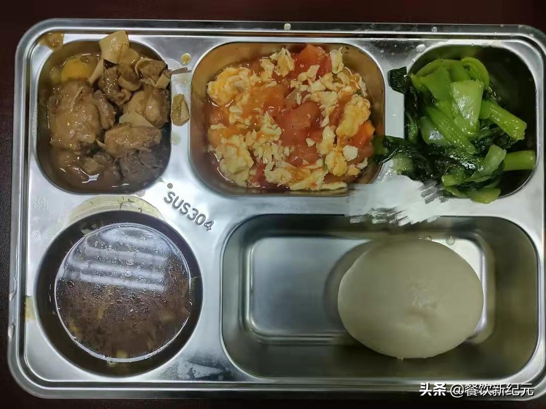何家劲谈剧组伙食,何家劲员工晒工厂伙食