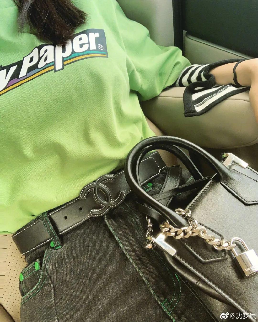 沈梦辰穿短款黑白条纹 (沈梦辰穿黑色吊带背心清凉出街)