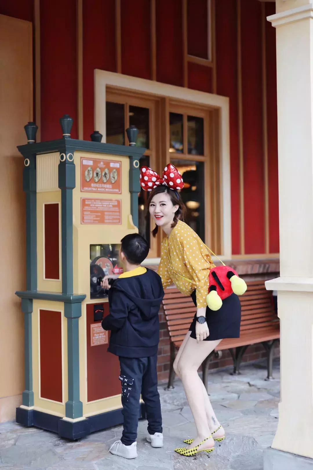 我们在上海迪士尼里玩耍了一天，发现穿的美才能玩的好！