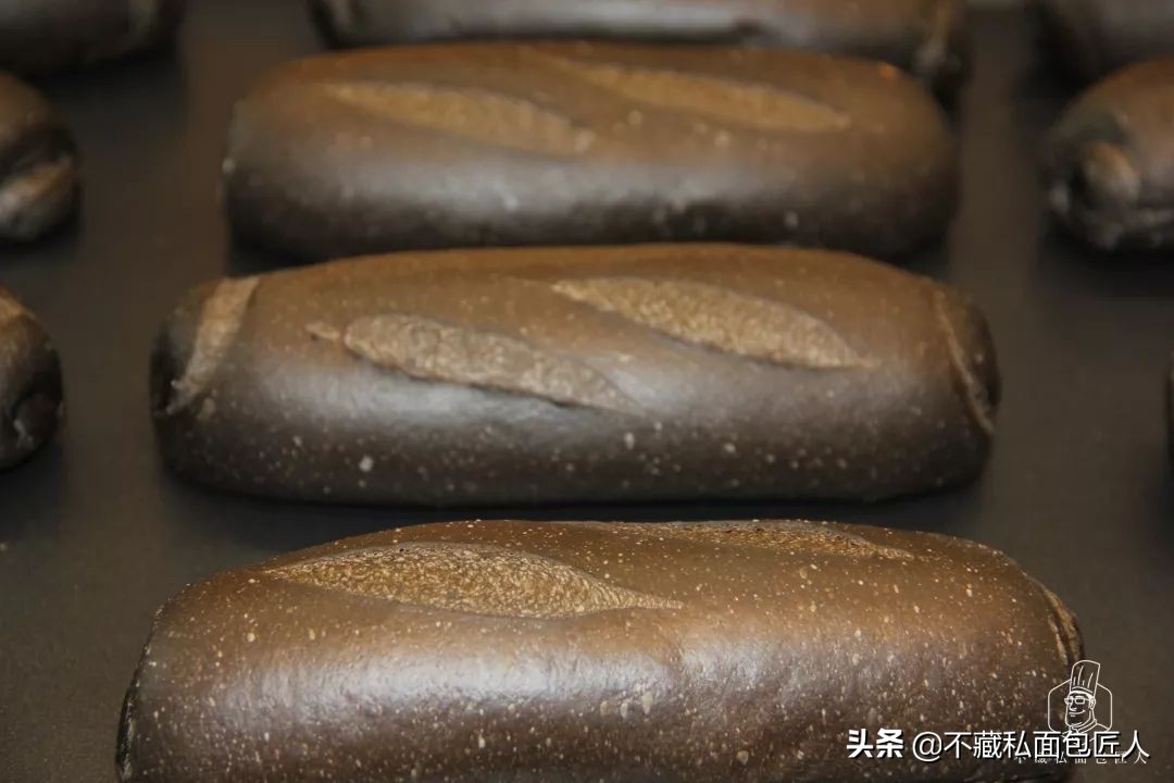 意大利墨鱼汁面包,金枪鱼墨鱼汁面包