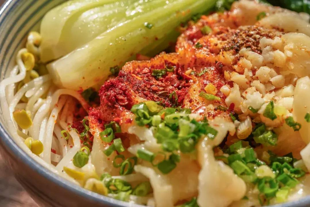 正宗好吃油泼面做法视频,油泼面怎么做最简单最好吃