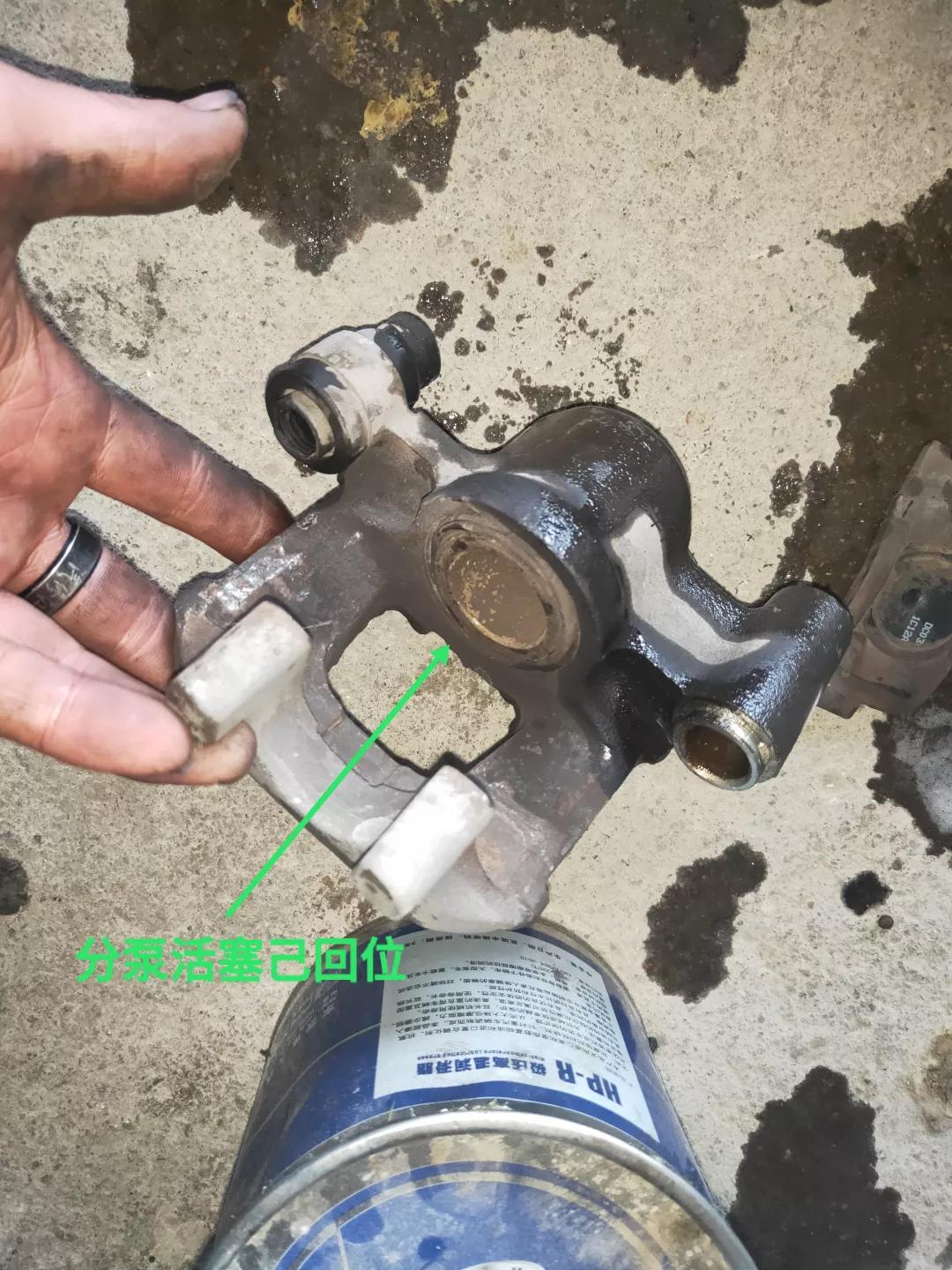 比亚迪f3更换后轮毂刹车片方法,2013丰田花冠后刹车片怎么拆