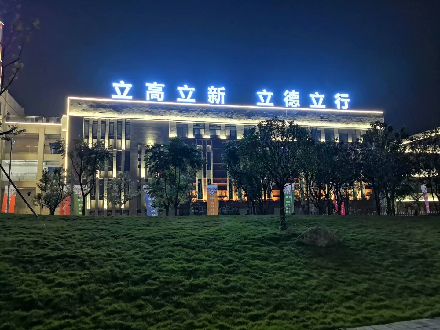 清晨的校园弥漫大雾,清晨的校园