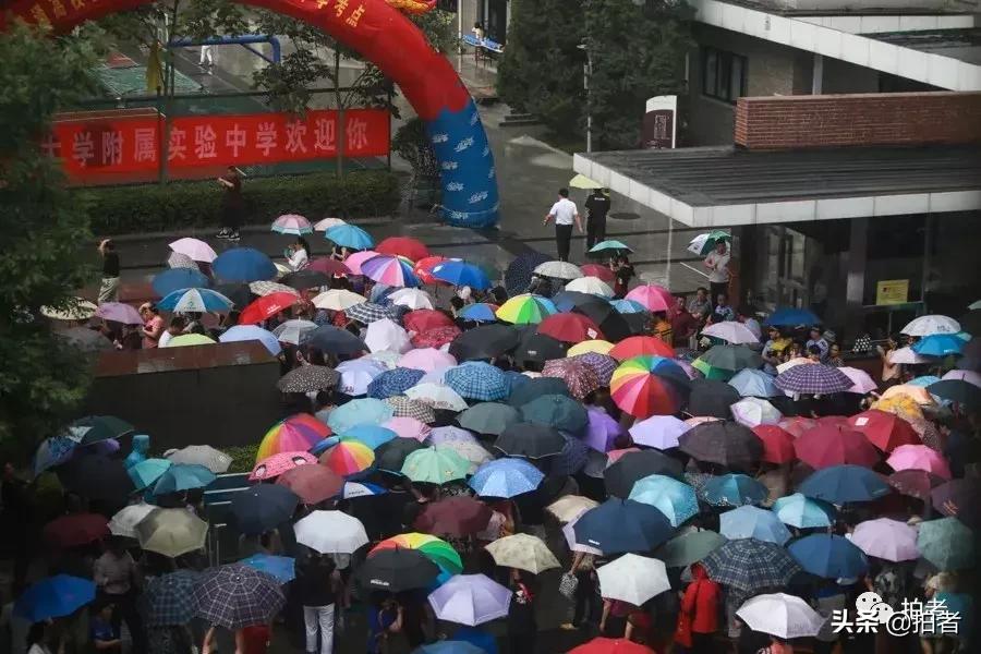 令人泪目的99张照片高考,高考家长等待图片