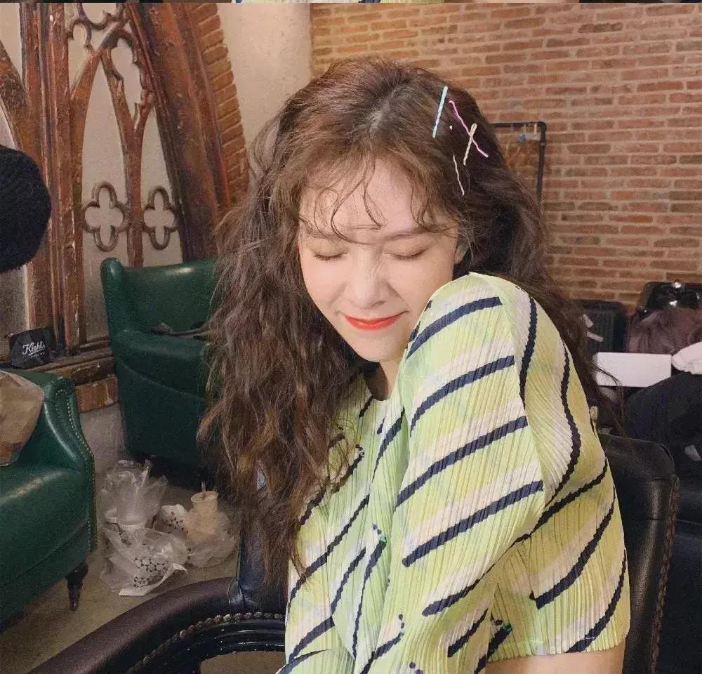 宋妍霏潮流主理人穿搭,王鹤棣桃花坞花衬衫走秀宋妍霏