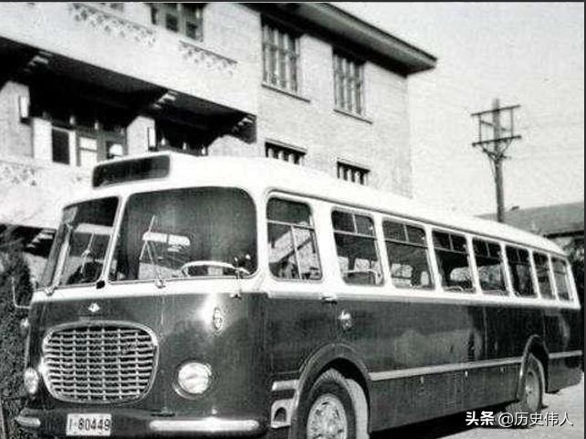 修建十三陵水库时，周恩来参加义务劳动：我作为总理就该多拉几车