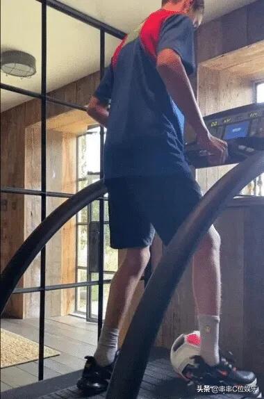 贝克汉姆一家人度假的画面,贝克汉姆一家在足球场