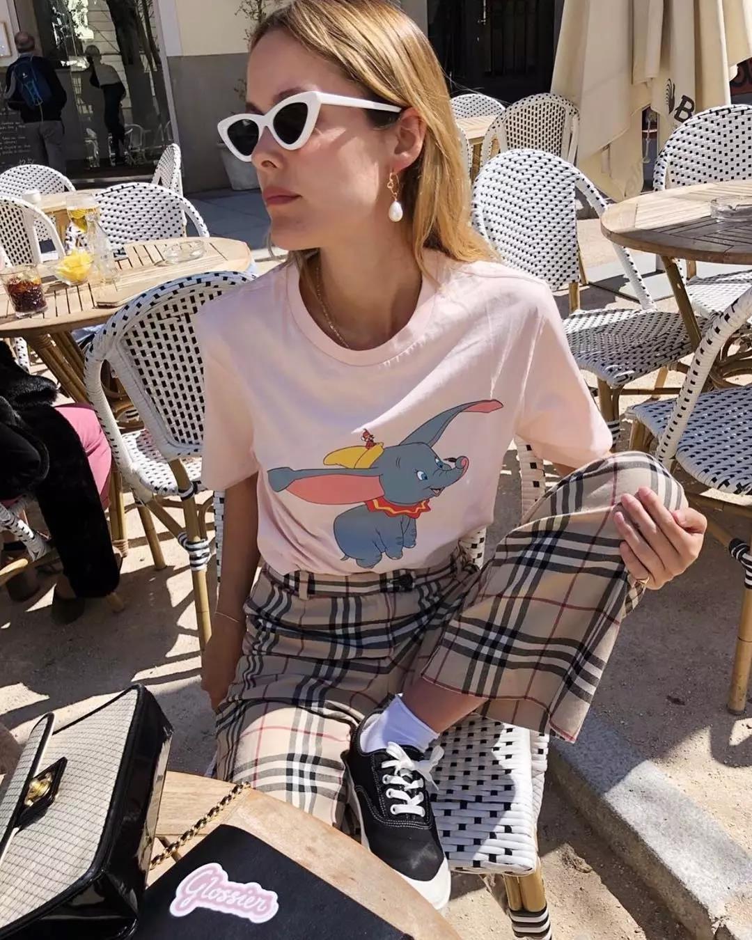 优衣库与kaws联名t恤 (优衣库kaws联名t恤图片)