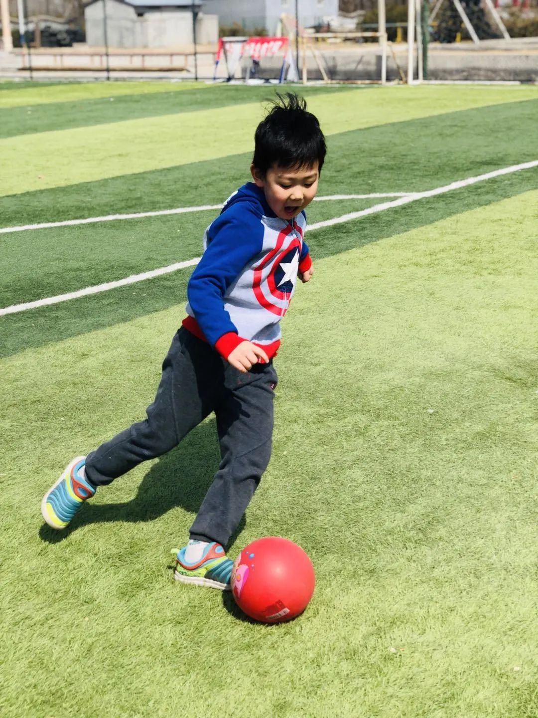 院子里踢足球,胡同踢毽