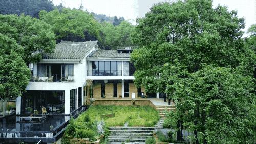 一家四口倾家荡产在山里造房隐居：3年零收入，坚持不通车