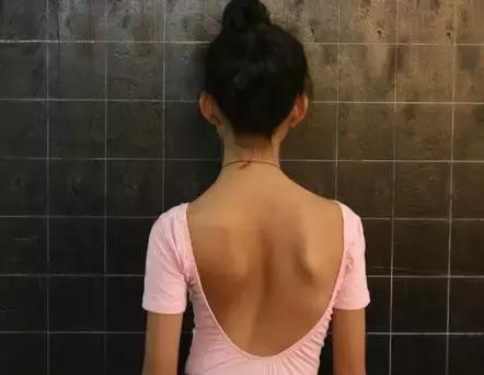 “减负”太遥远,现在我只想保住孩子的颈椎