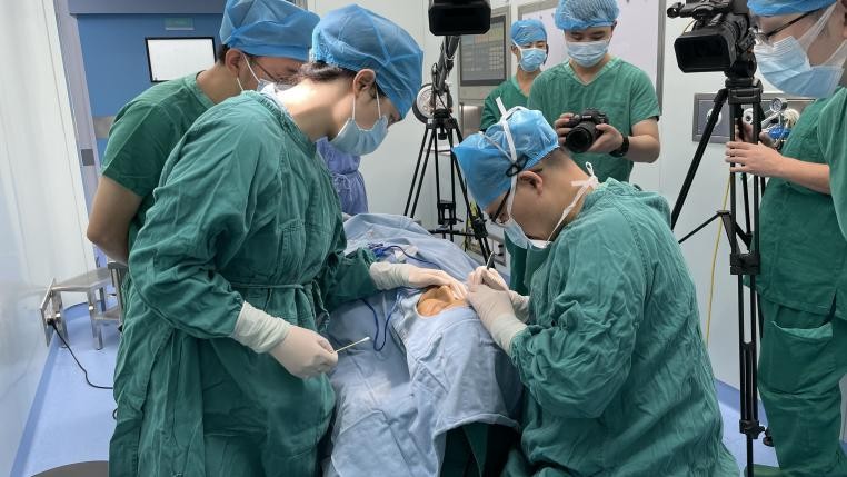 潘贰博士受邀到2021年成都美沃斯大会上作手术教学示范并分享心得