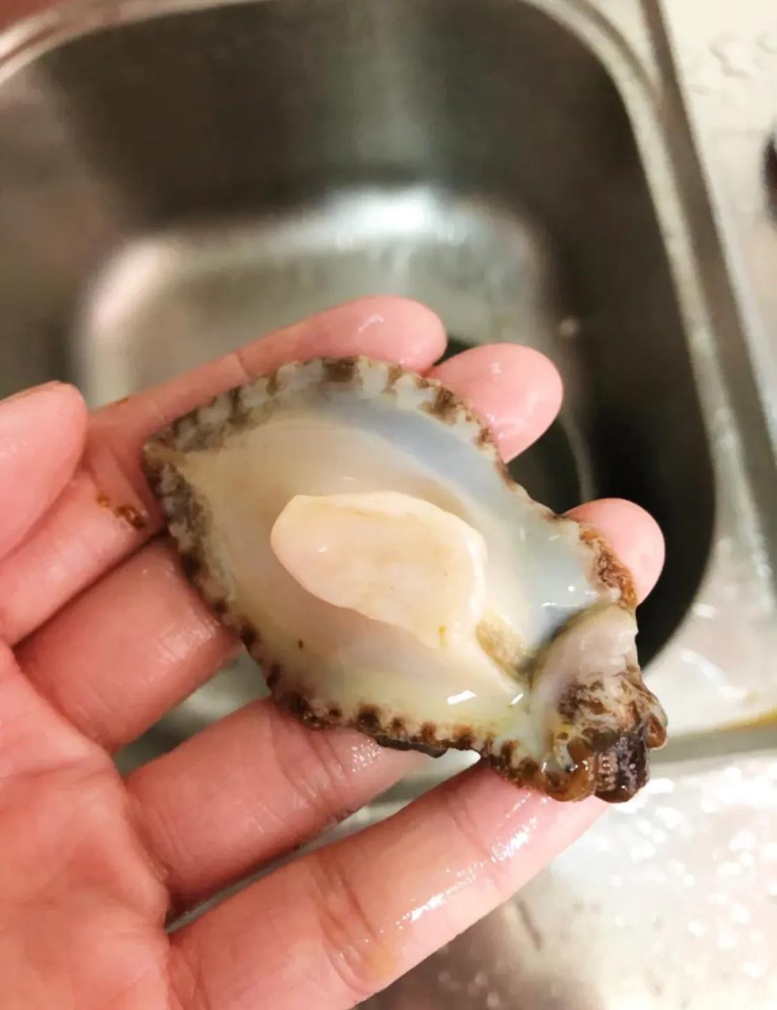 小鲍鱼怎么处理口感好,处理小鲍鱼