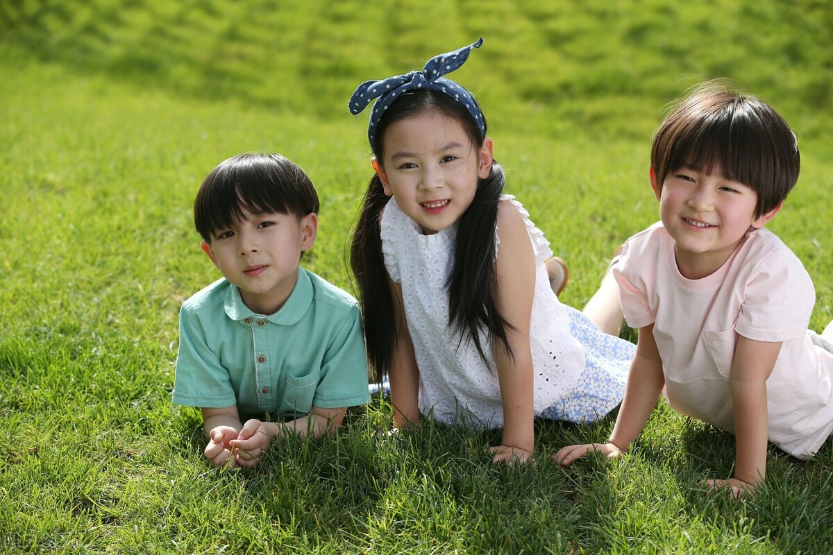 两个小朋友抢玩具家长应该怎么做,孩子总跟别的小朋友抢玩具