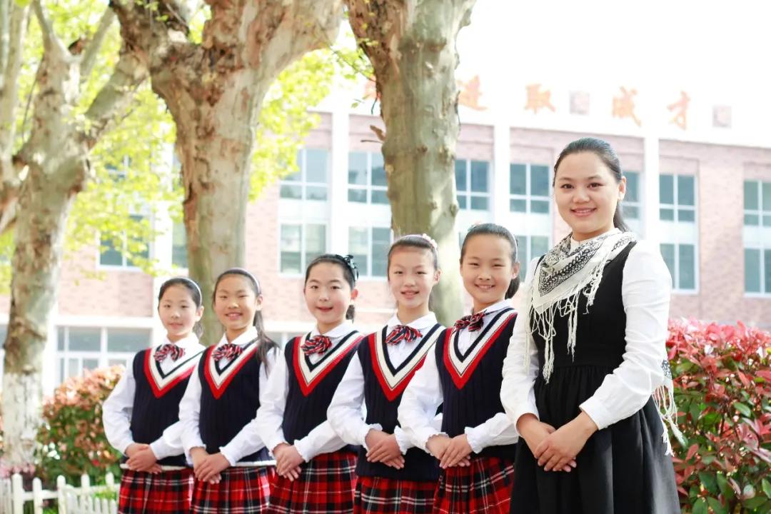 爱岗敬业无私奉献教师,爱岗敬业的教师典范