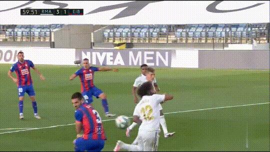 熟悉的皇马回归：上半场进3球+拉莫斯倒车打空门+下半场被进1球