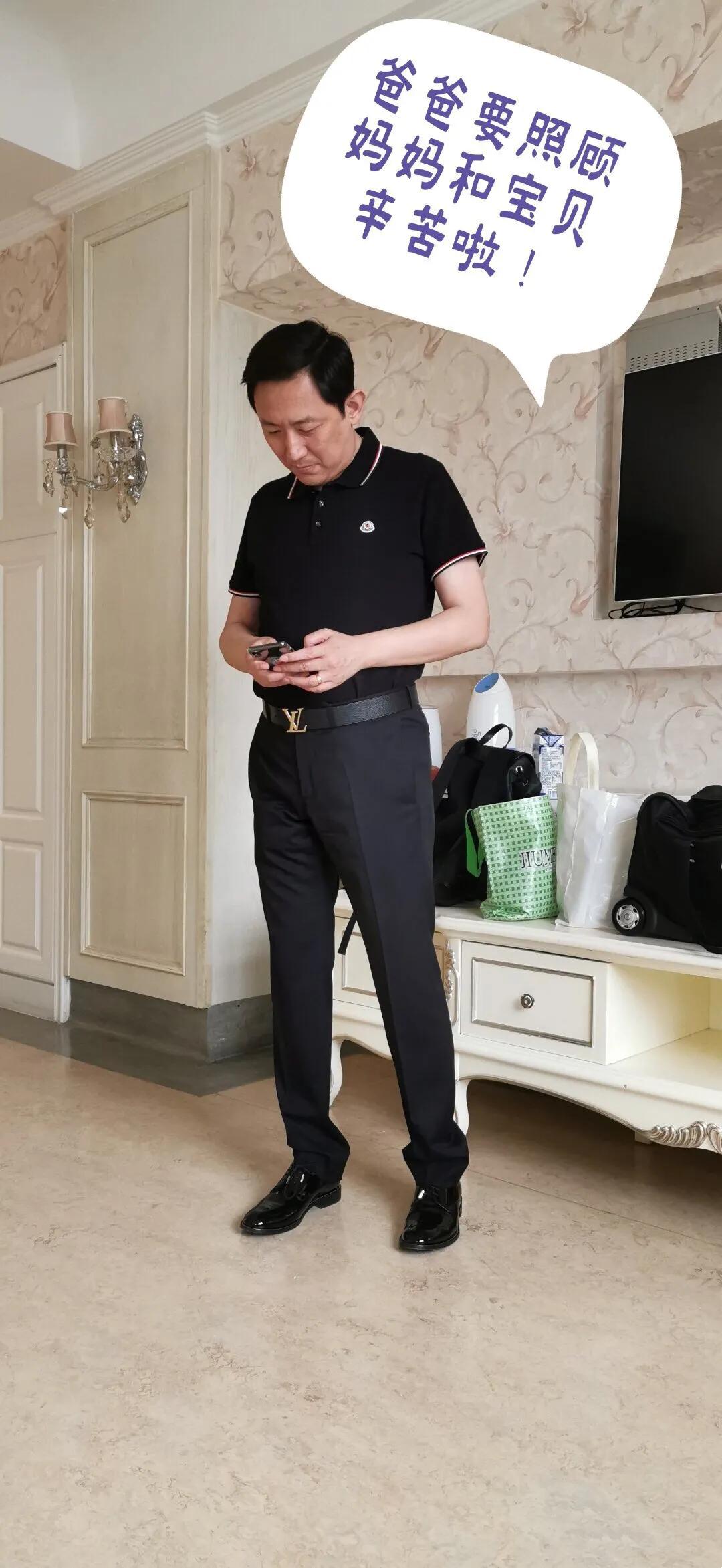 36岁世界冠军喜得贵子，50岁富豪老公现身，奢侈品皮带抢眼