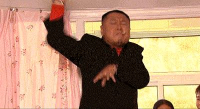 被嘲笑、被看不起的小人物，其实他背负着中国人身上浓浓的人情味