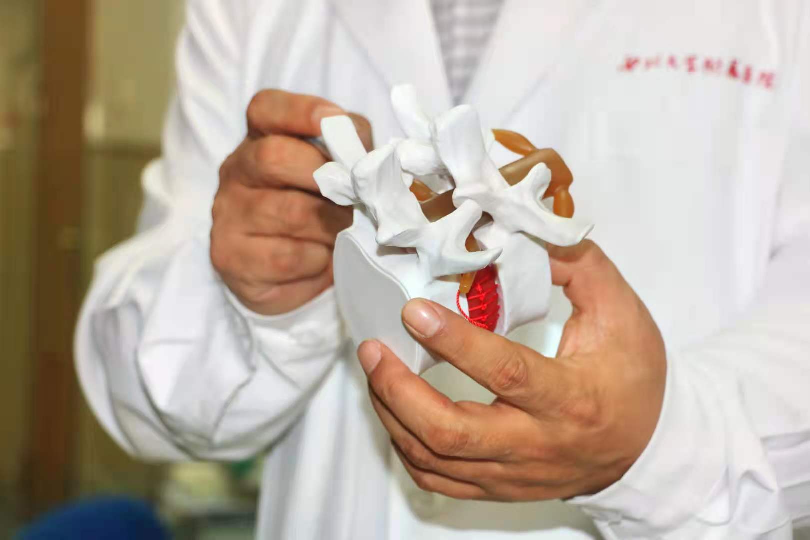 腰痛怎么办军医为你支招,健康科普腰痛该如何处理