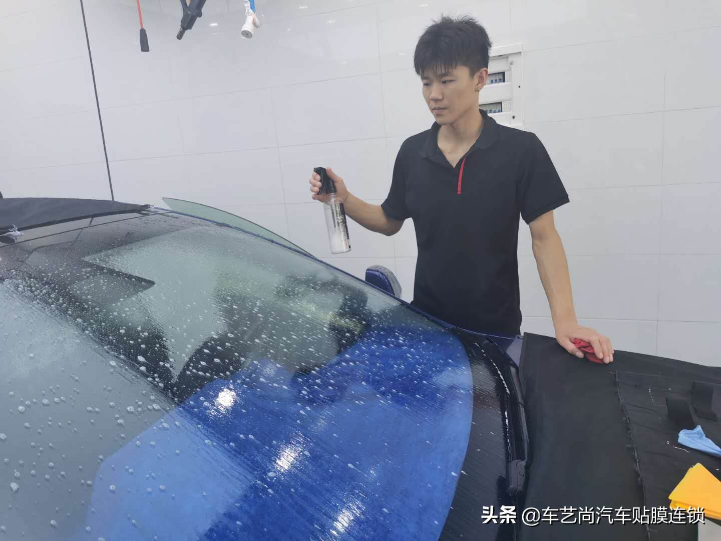 汽车窗户膜撕掉有胶怎么去除,撕掉车顶膜留下的胶怎么去掉