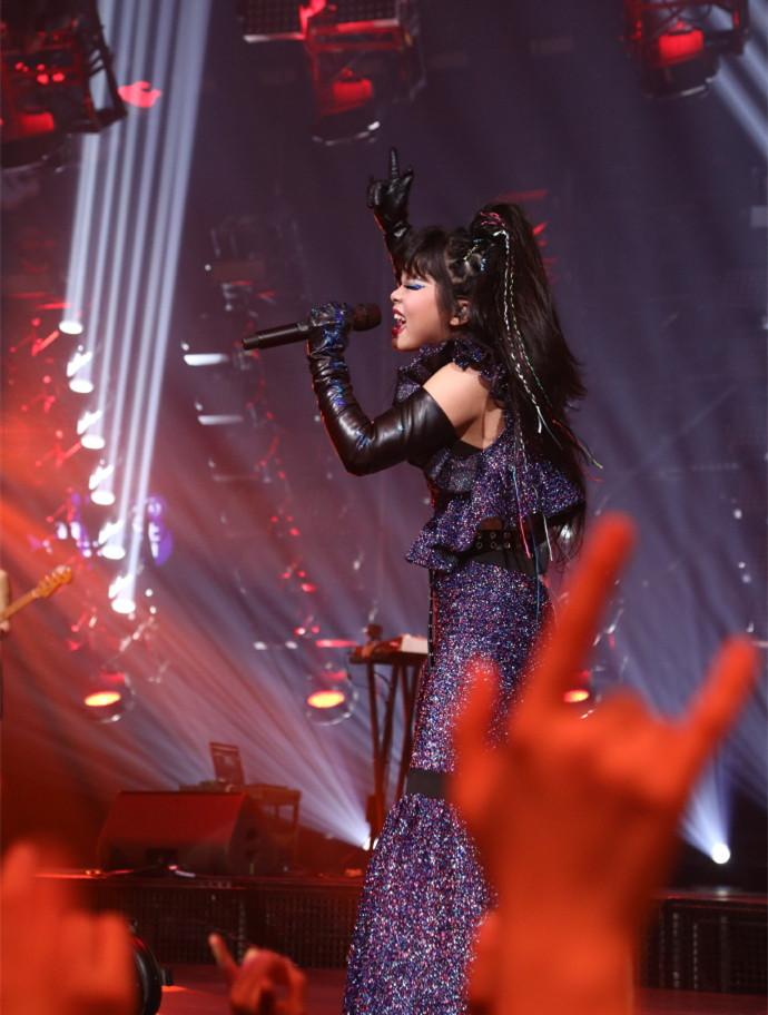 “最丑女团”cindy登台走秀，亮片衫配黑裤，气场不输专业模特