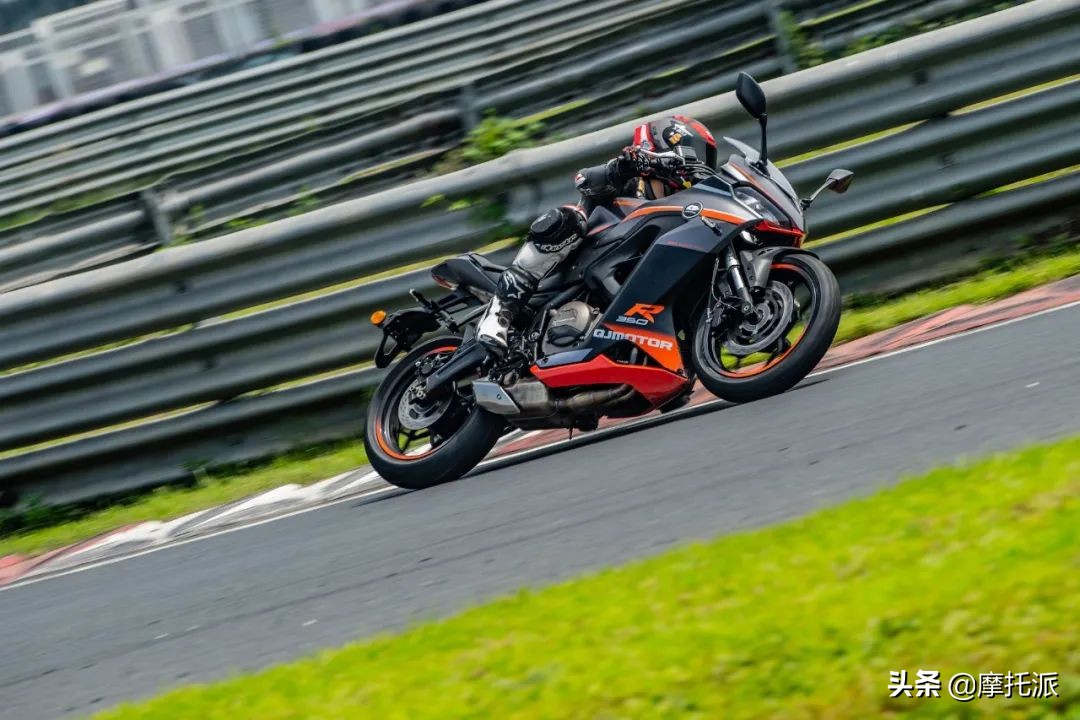 QJMOTOR赛350正式上市，28999元的全新双缸跑车入列