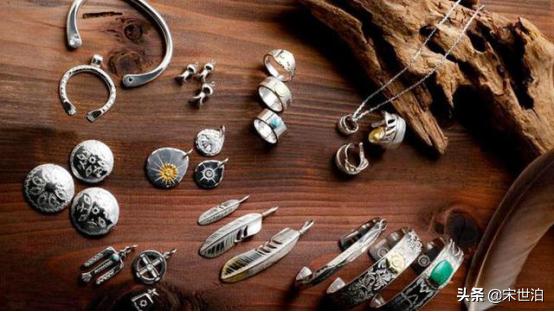 如何用小小的配饰搭配出百变风格 (小众配饰搭配方法)