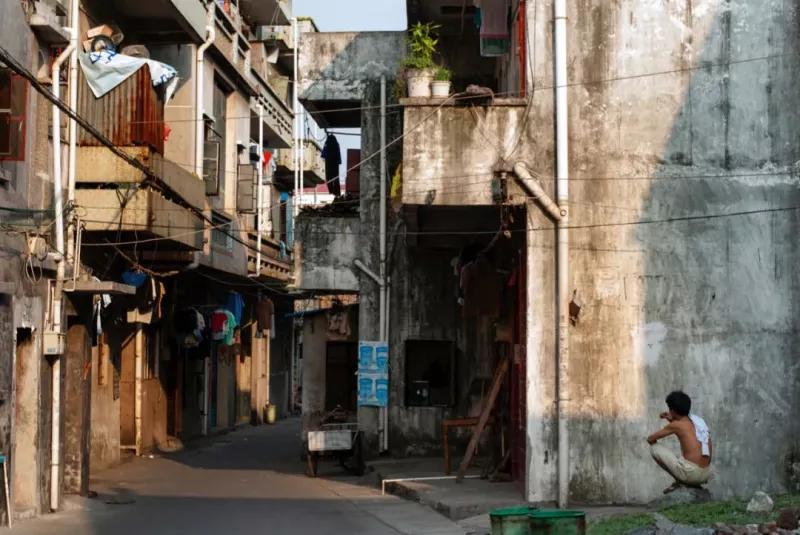 他用20年，拍下了流水线上的一代“打工人”