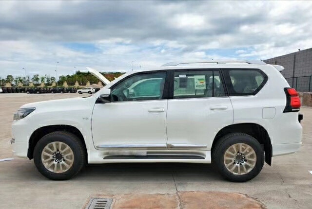 新款丰田霸道：2.8T+四驱，落地56万，造型比GX还霸气