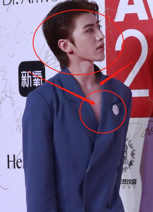 蔡徐坤受邀风尚大典,里衣失踪粉丝不淡定,生图神似男版芭比娃娃