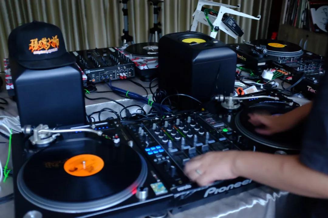 深度专访DJWINGDJWOLF,他们是和黑胶最亲密的人
