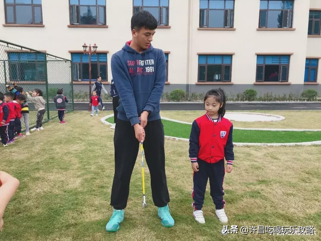 高尔夫球场、外教老师、恒温游泳池，这是什么神仙幼儿园？