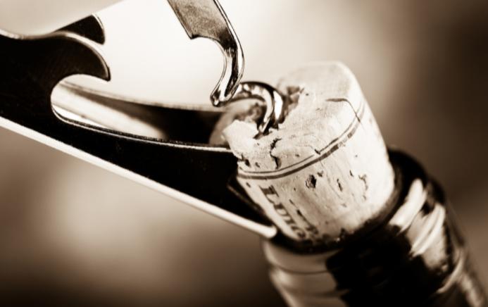 第一次喝红酒又酸又涩是怎么回事,红酒喝起来酸怎么办