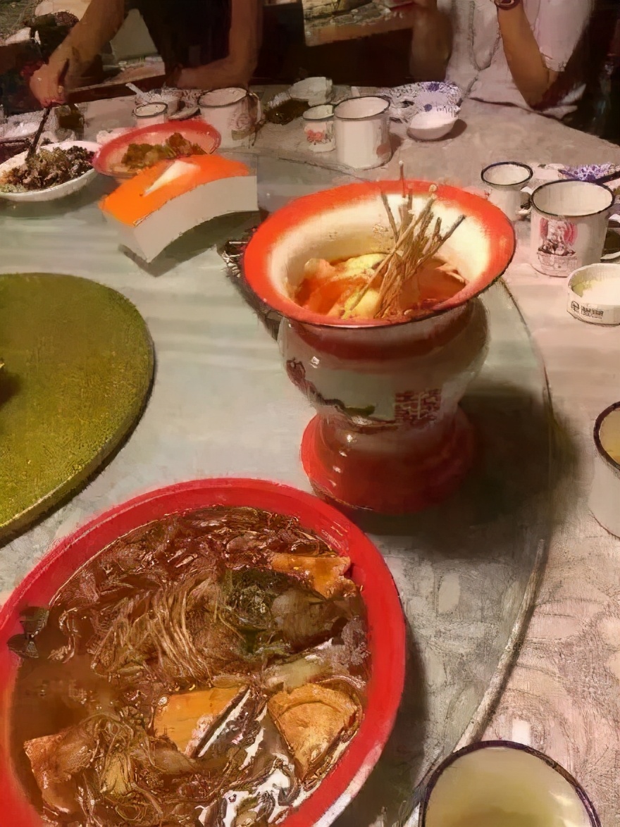 中国传统红双喜痰盂,50年前流行的痰盂