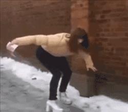 雪后驾车遇到打滑怎么打方向,雨雪天气开车打滑怎么自救