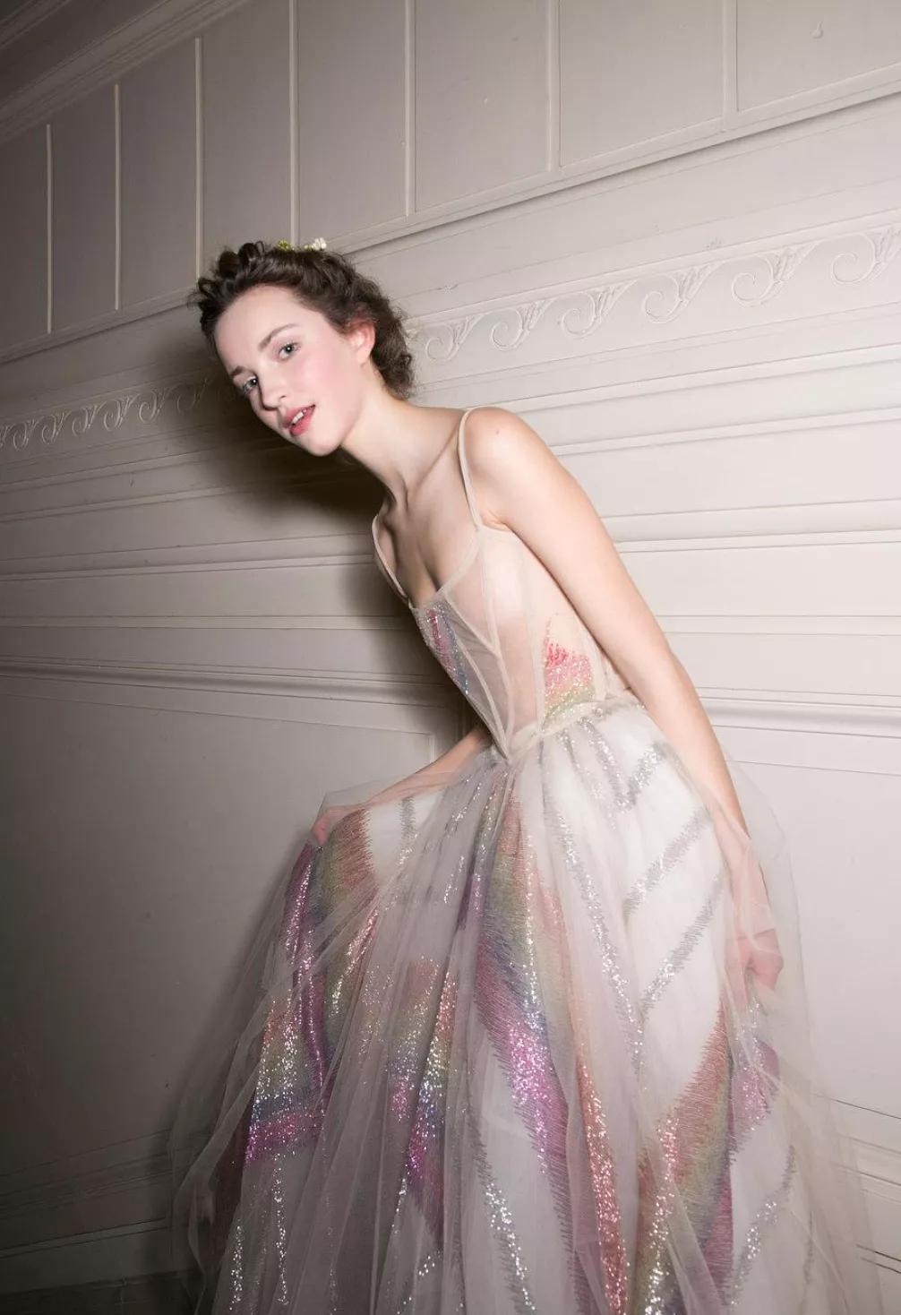 刘亦菲金裙子,刘亦菲穿一袭仙女裙现身活动