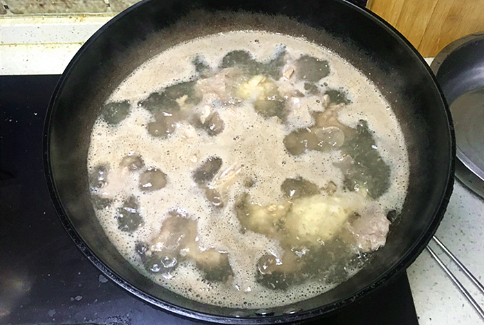 煮肉时白色浮沫是否要撇掉,肉焯水上面漂浮的沫子是什么