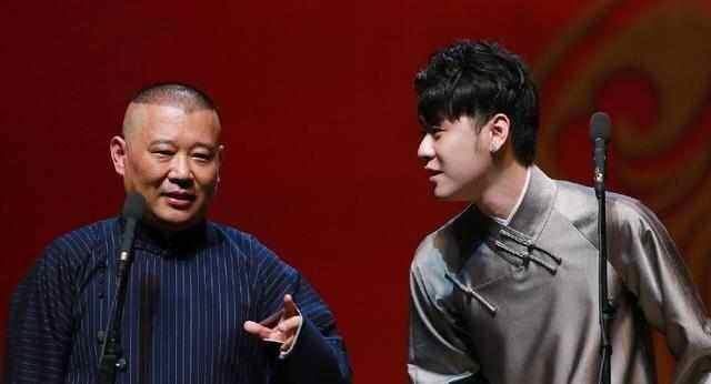 郭德纲张云雷照花台送东西,郭德纲张云雷草地喝啤酒