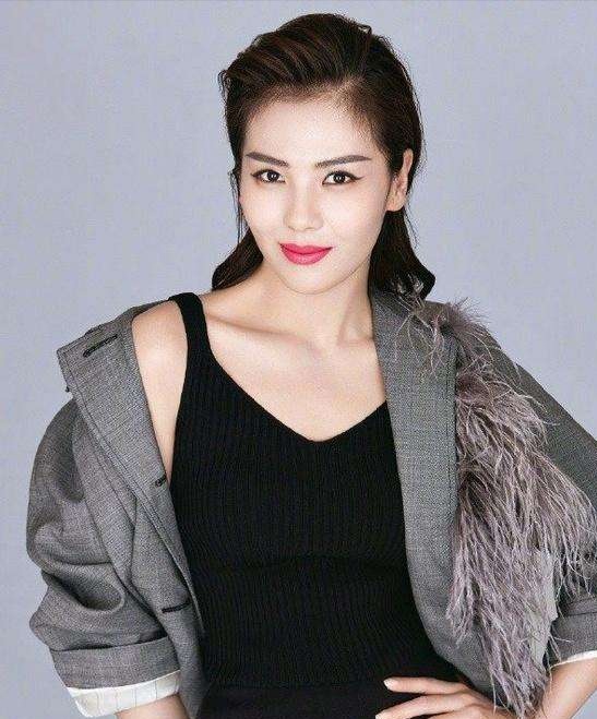 五十岁女人满头白发适合什么发型,30岁白发多不想染适合什么发型