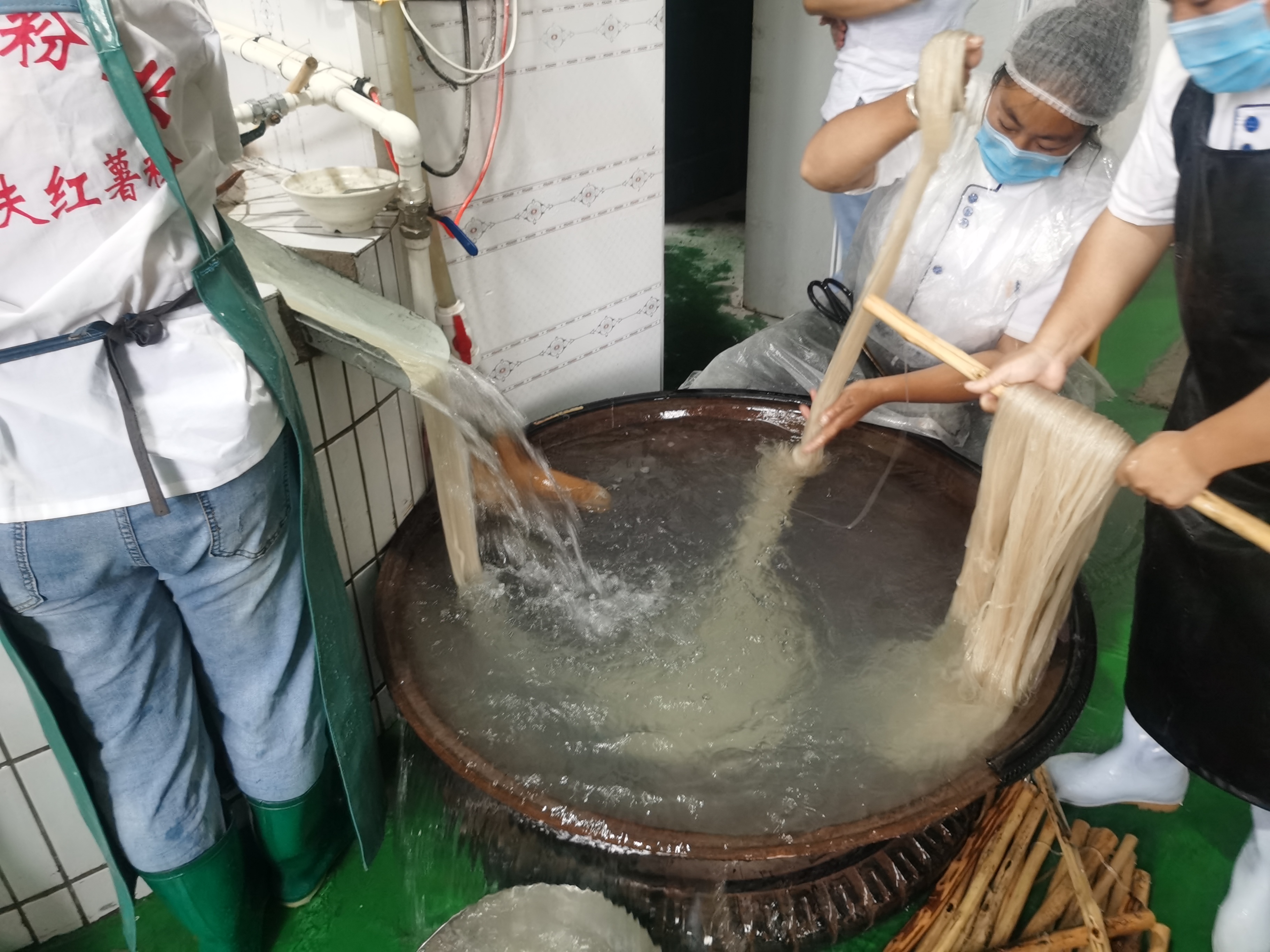 家乡美味纯手工红薯粉,纯手工红薯粉地方特色美食