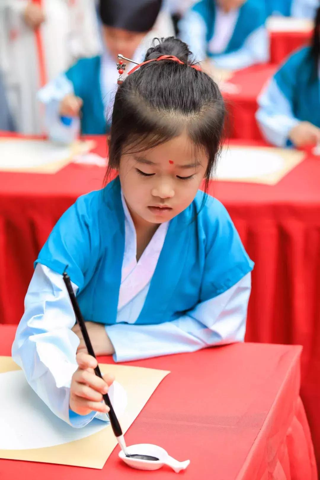 西安汉服秀视频,西安曲江池汉服秀