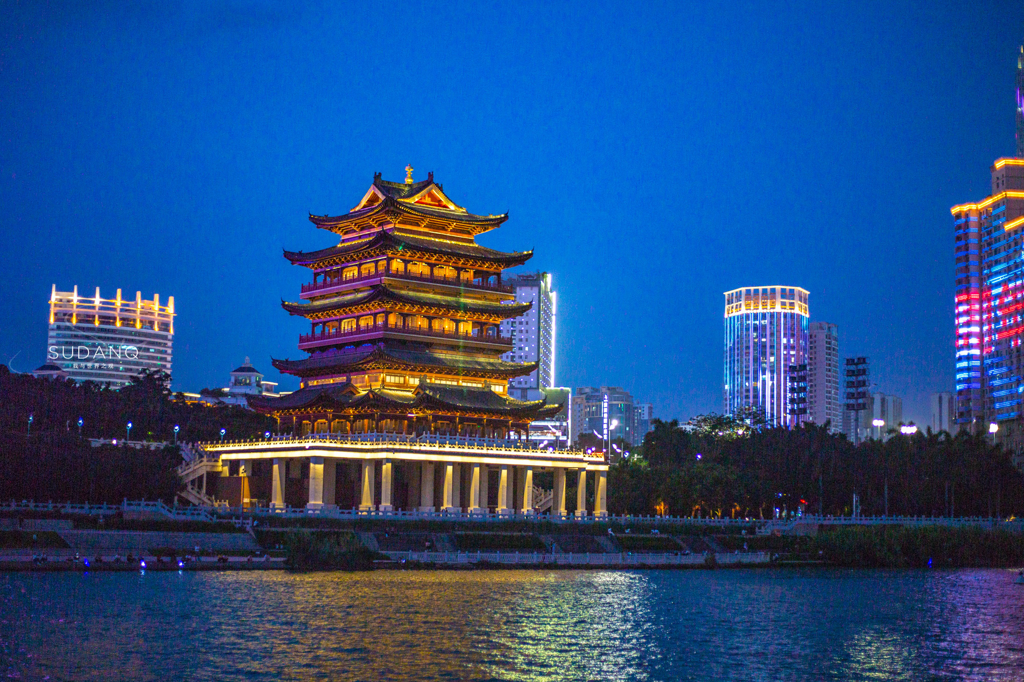 广西南宁夜景邕江大桥,南宁邕江夜游金惠号