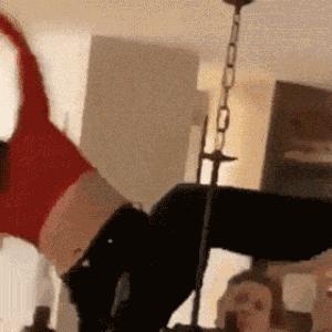 搞笑GIF趣图:是谁?把我的足球换成实心的了?疼啊