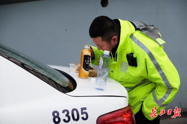 记者武汉报道,记者记录疫情的纪录片