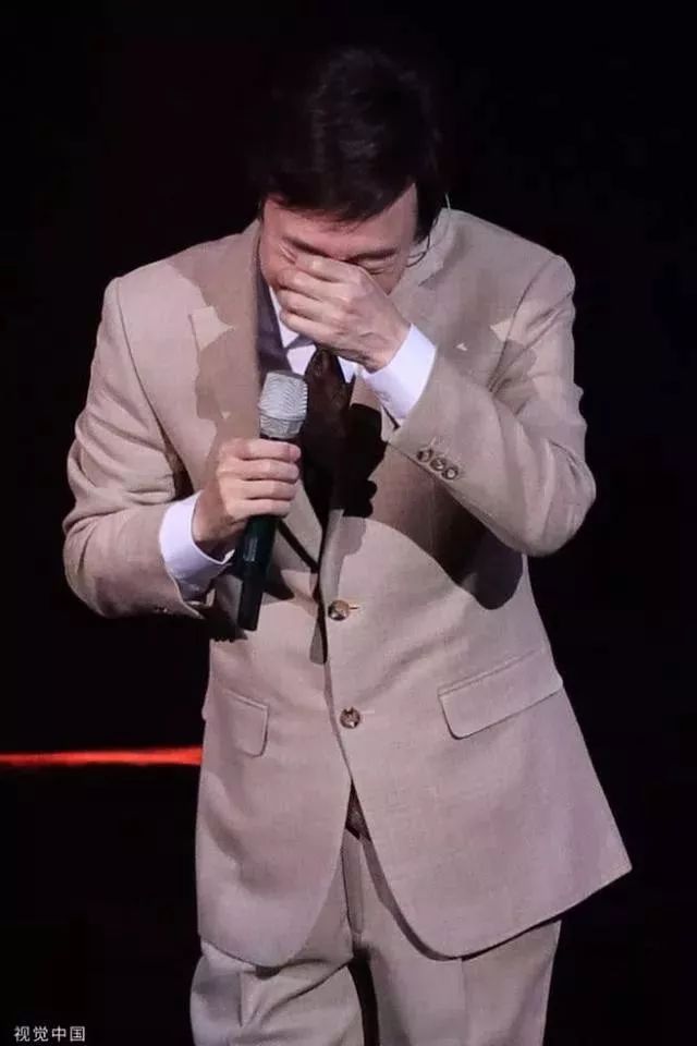 64岁费玉清告别歌坛,现场泪奔,万望珍重