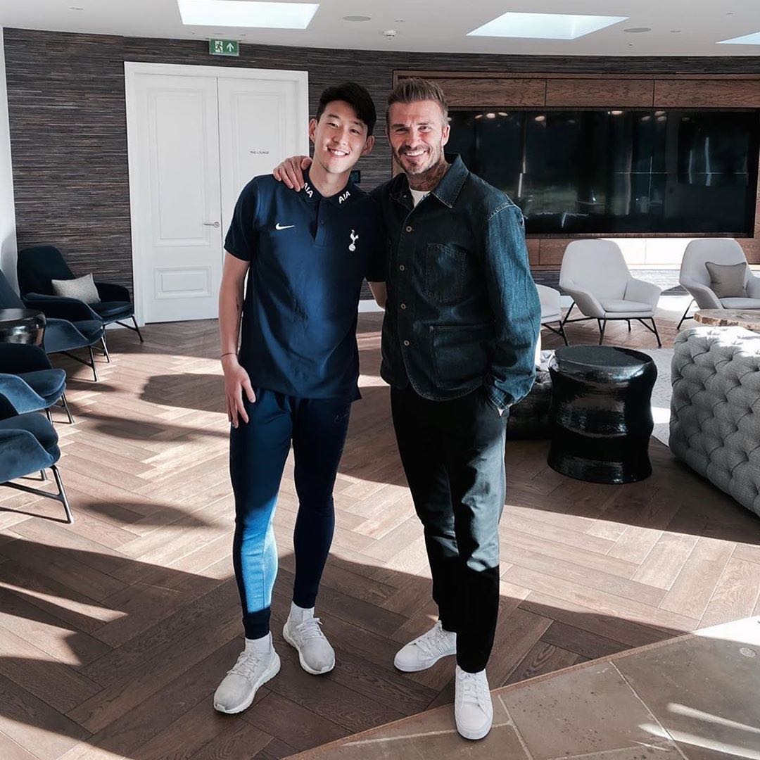 贝克汉姆全家六口再度同框,贝克汉姆赤膊踢球