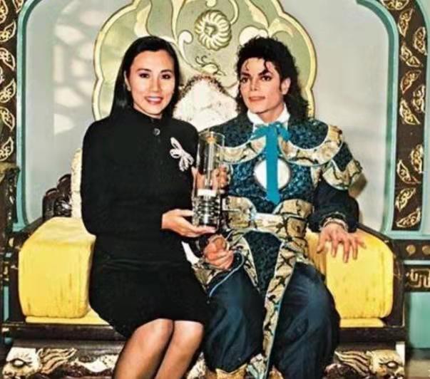 中山迈克尔杰克逊,迈克尔杰克逊跟中山老太太合影