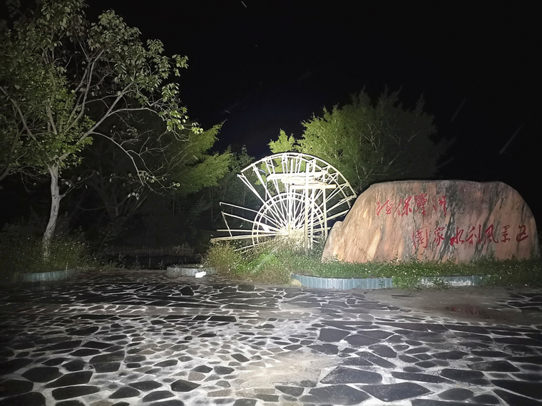 自从拍完这个手电之后,公园里人少了好多