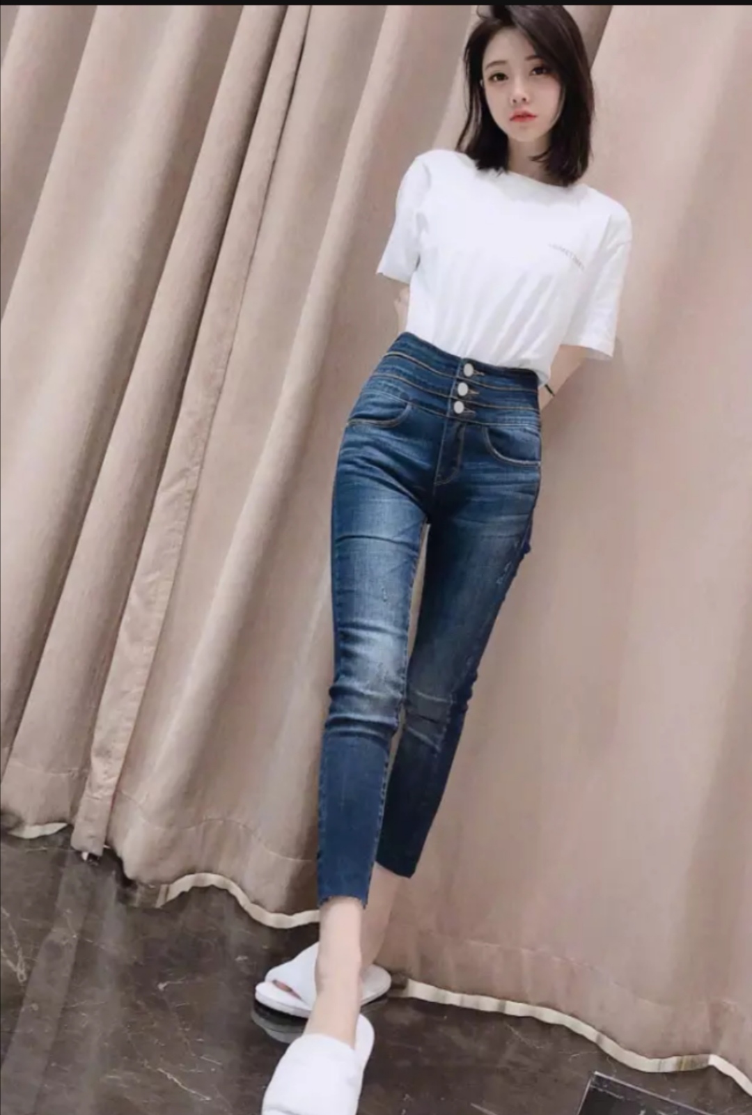 冯提莫坐在直播间里摇头晃脑,冯提莫直播间互动回放