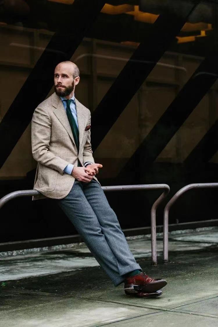 咖色格纹西装内搭推荐,格纹西装怎么穿不老气